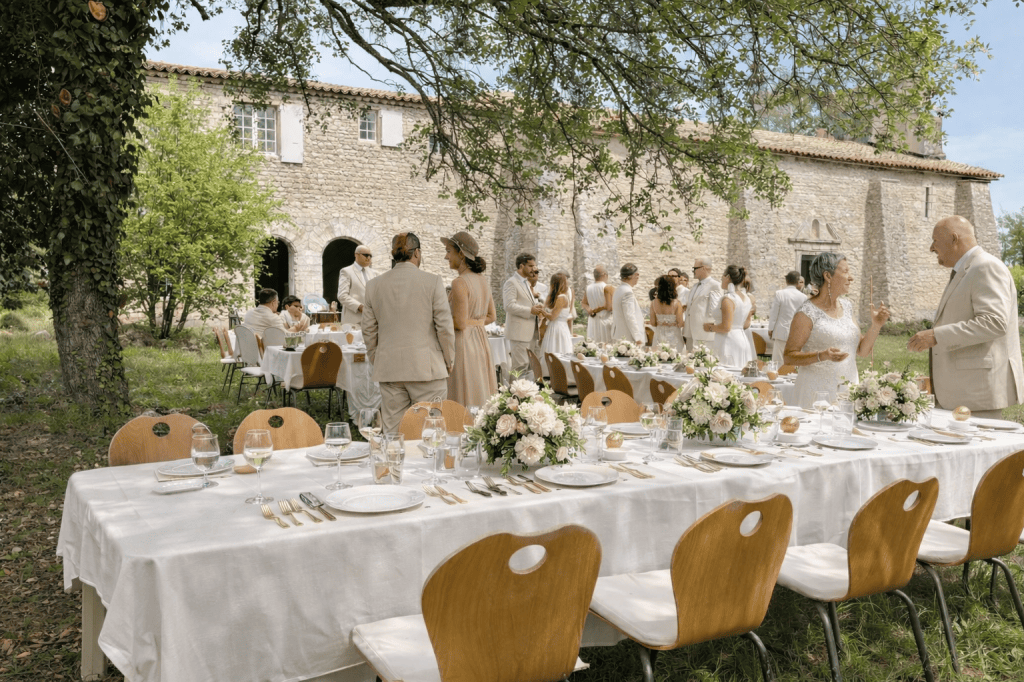 Cérémonie de mariage laïque devant la chapelle romane