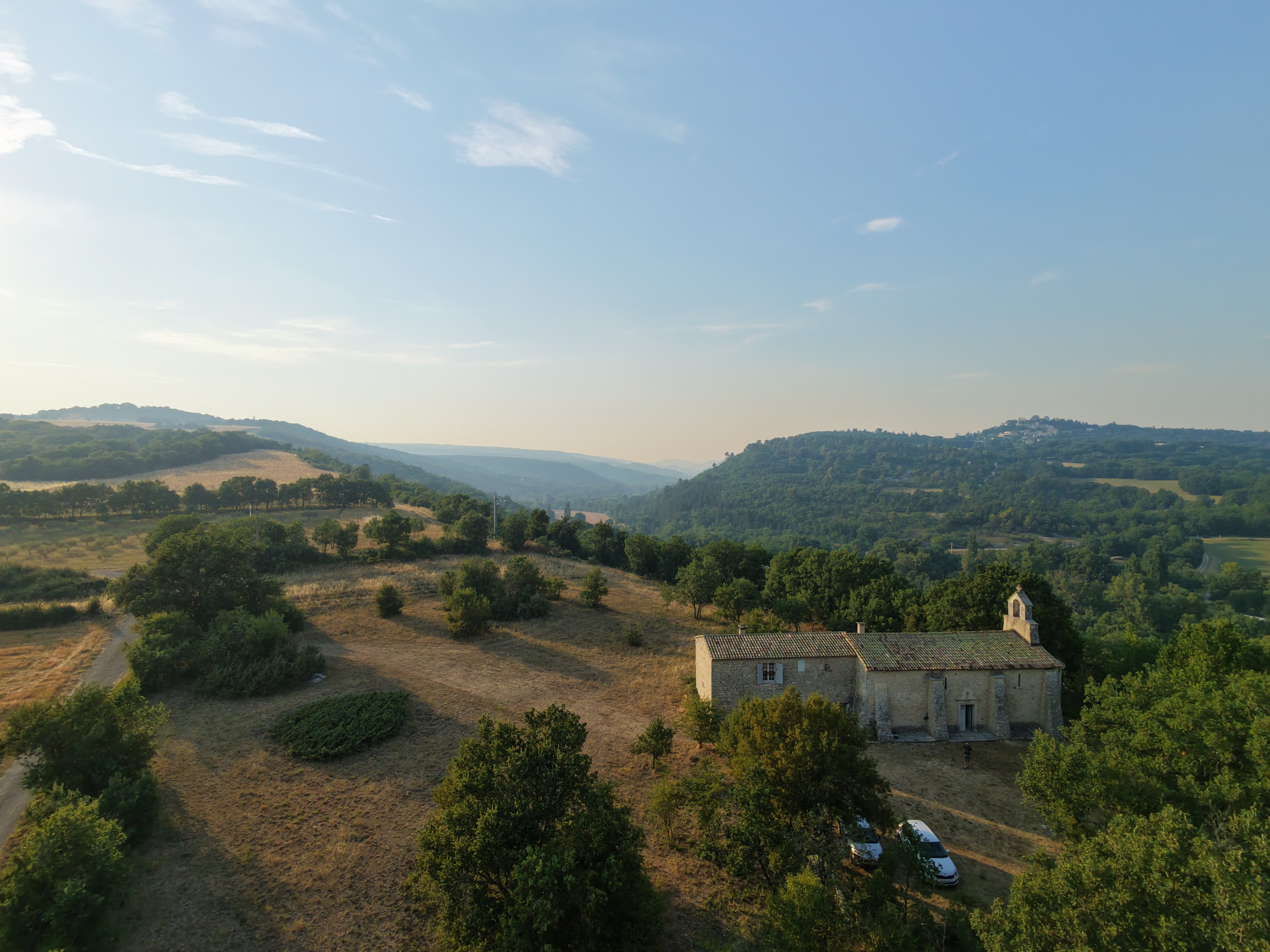 Vue aérienne du domaine et de la chapelle romane, Luberon
