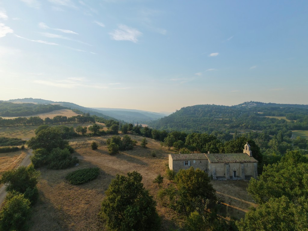 Vue aérienne de la chapelle et du parc en été indien