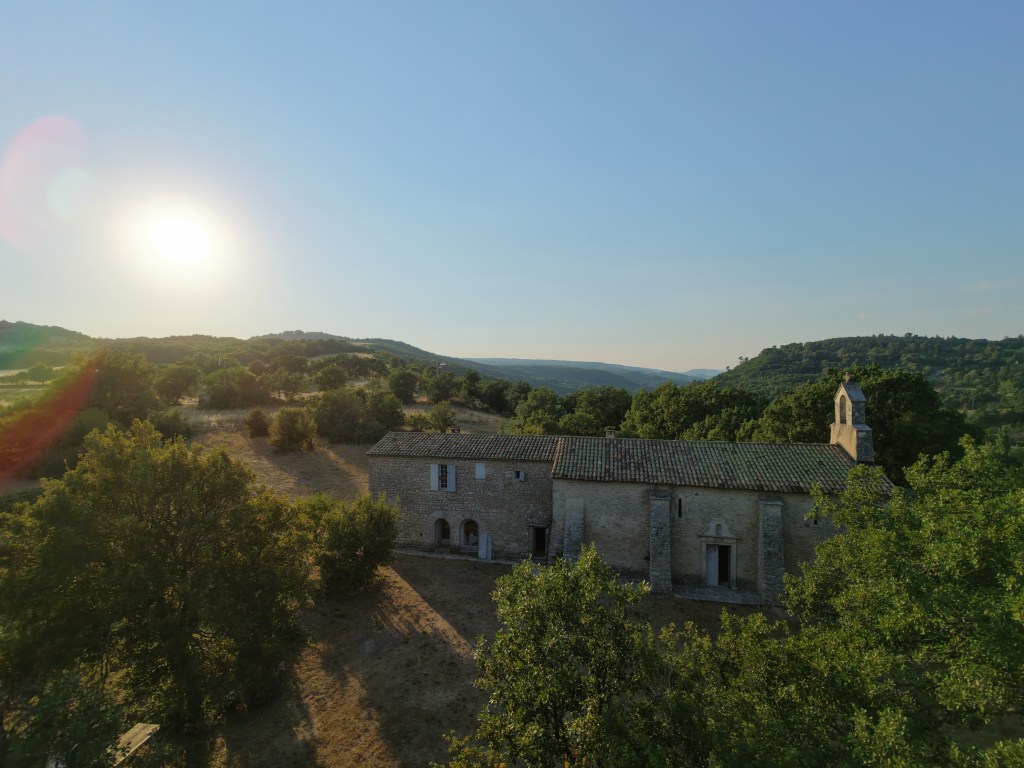 Coucher de soleil estival sur le Prieuré des Lavandes, Villemus